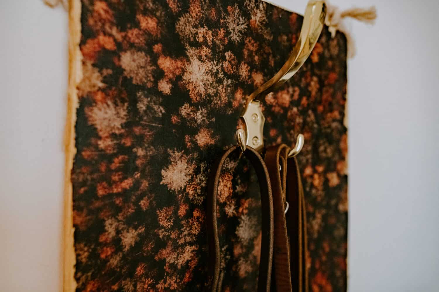 Eine Garderobe aus Holz oder eine Hundegarderobe