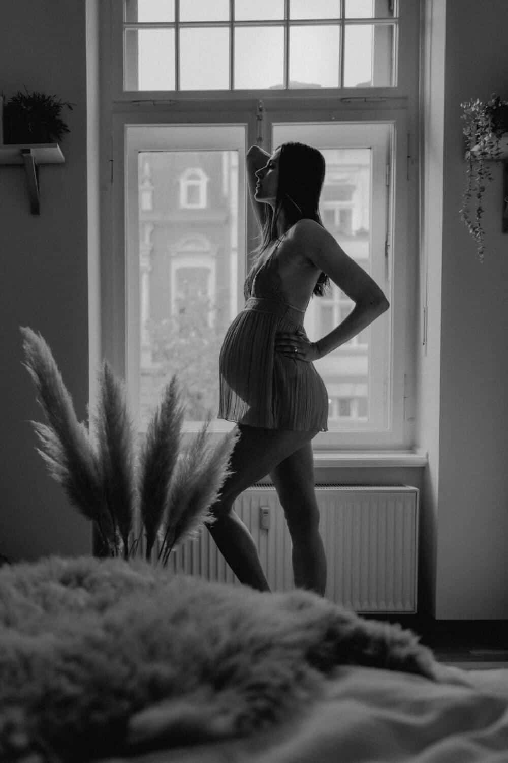 Ein schwarz weiß bild von einer schwangeren Frauen Silhouette