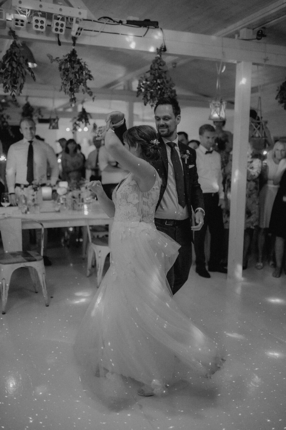 Ein tanzendes Brautpaar in einem romantischen Moment, festgehalten durch authentische Hochzeitsfotografie.