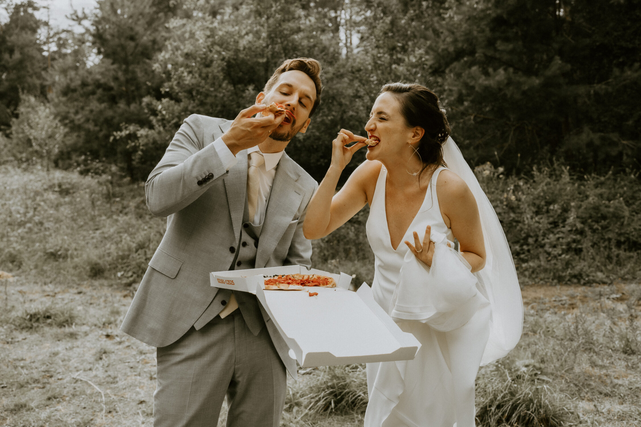 Ein Brautpaar bei einem authentischen Hochzeitsfotoshooting, das ihre natürlichen und ungestellten Momente in einer malerischen Kulisse einfängt