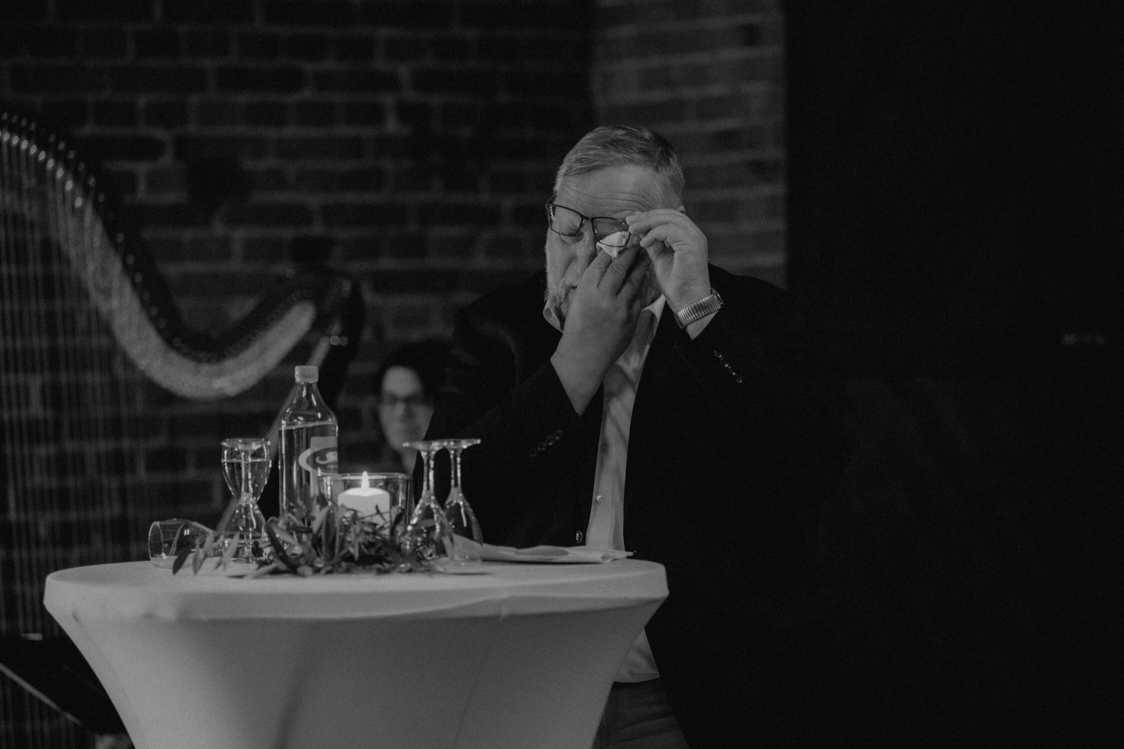 Ein Brautvater, der vor Rührung weint, während er seine Tochter in einer authentischen Hochzeitsfotografie sieht.