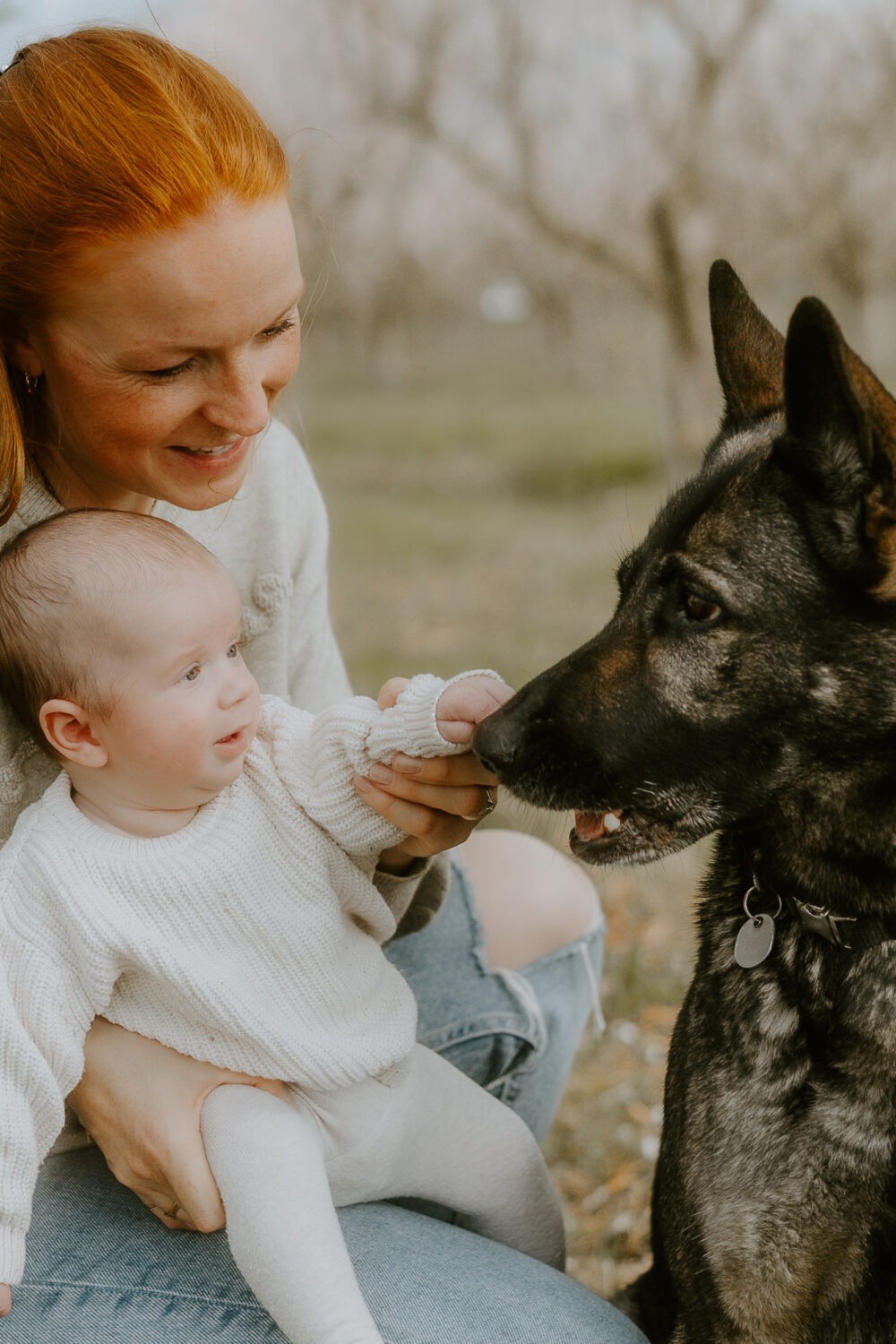 Familienshooting Outfit in Erdtönen – Mutter mit Baby und Hund