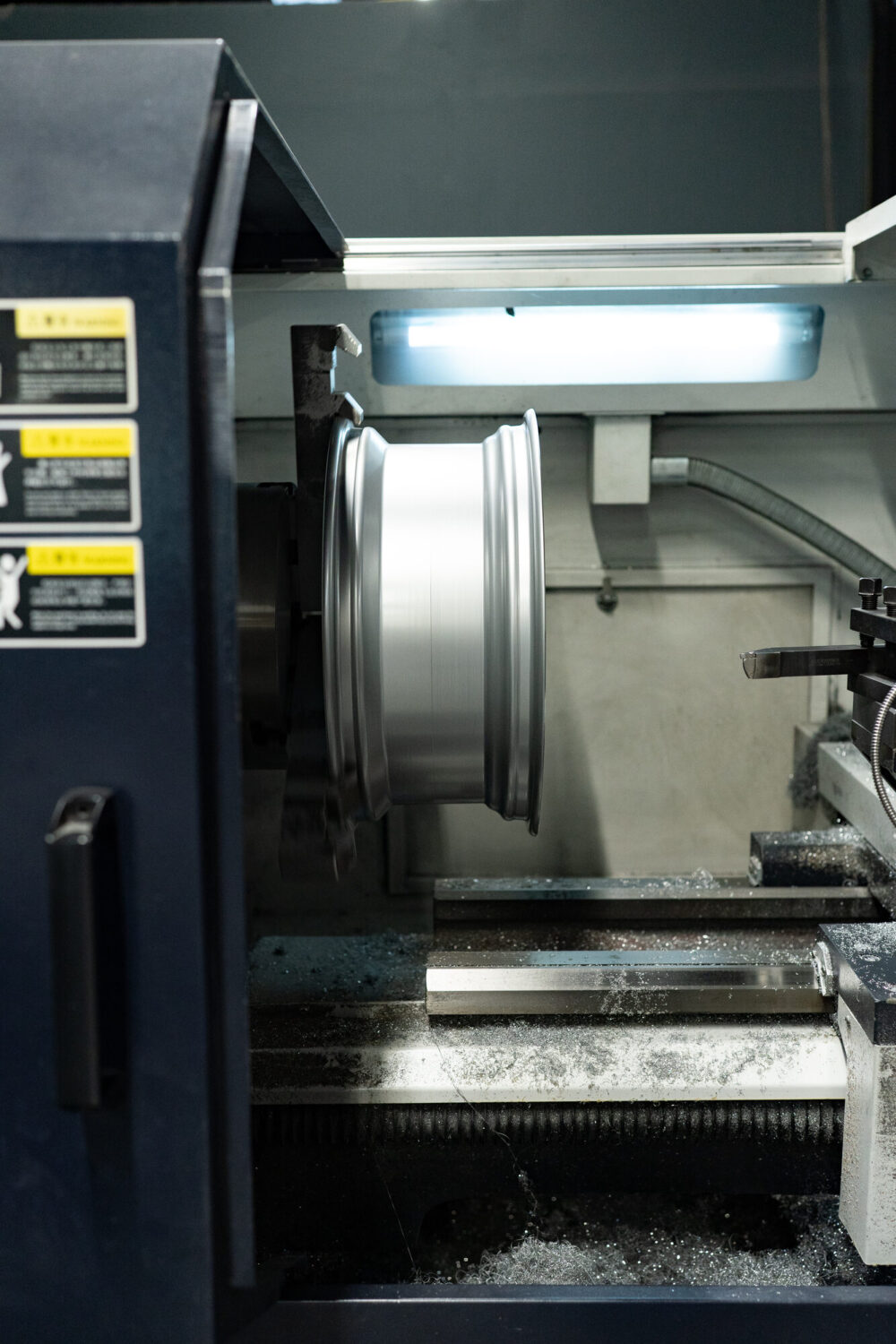 CNC-Bearbeitung einer Felge in der Werkstatt von Originalfelgen24 in Unna