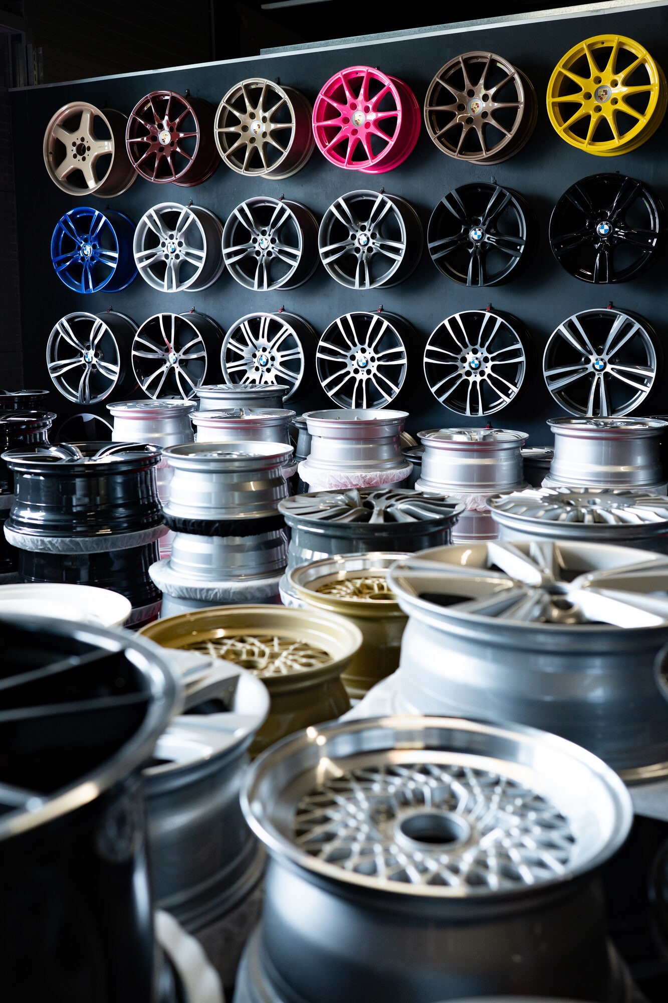 Farbenfrohe Felgenwand im Showroom von Originalfelgen24 in Unna