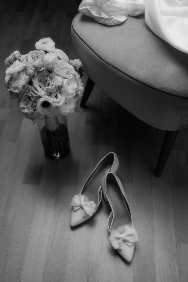 Brautschuhe und Brautstrauß auf dem Boden, Detailaufnahme vom Getting Ready