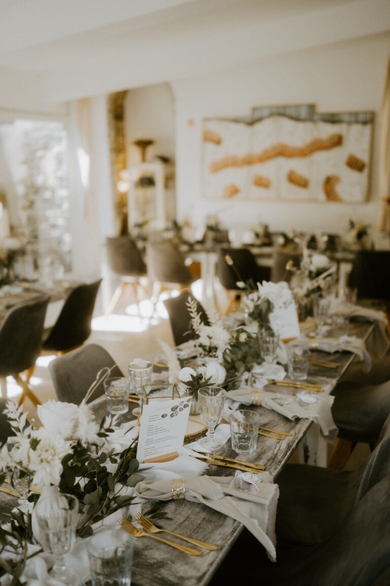 Festlich gedeckte Hochzeitstafel mit Blumendekoration in einem Restaurant